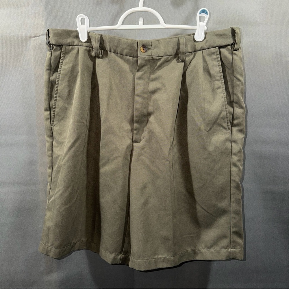 Haggar Mens Shorts Sz 34 Green Pleated Front  Pockets Adjustable Stretch Waist